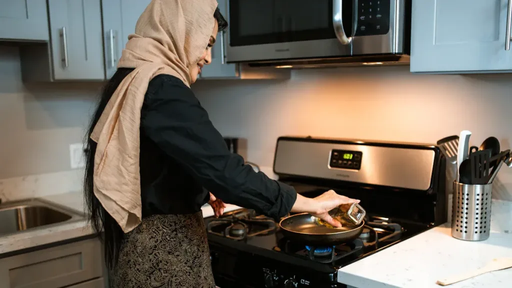 How to Use a Microwave Frying Pan Step by Step缩略图