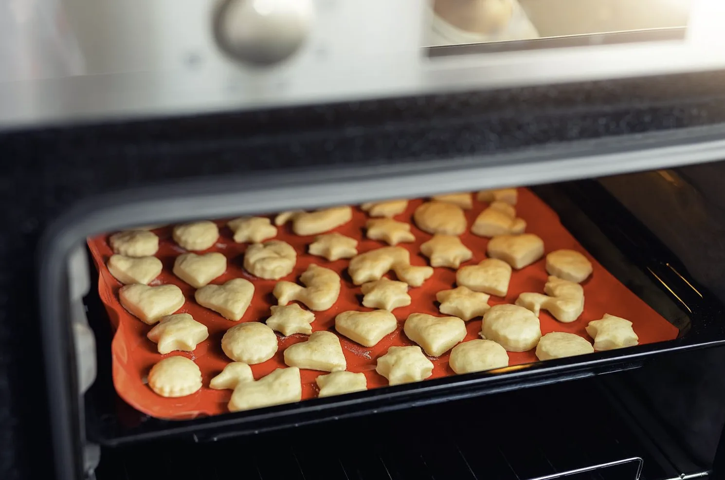 Are Silicone Baking Pans Safe to Use in the Microwave?